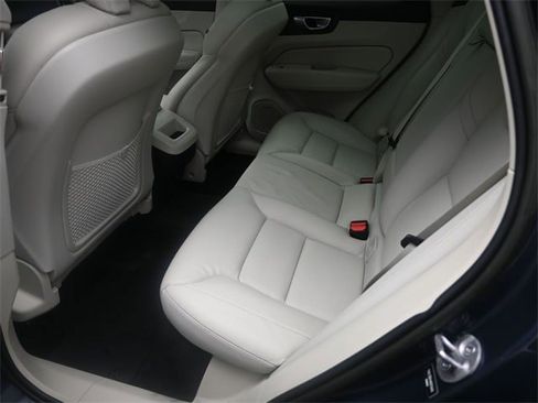 Certified 2022 Volvo XC60 B5 Momentum w/ Climate Package image 23