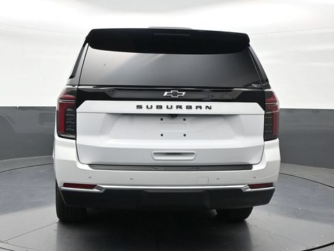 Used 2025 Chevrolet Suburban LS RWD image 4