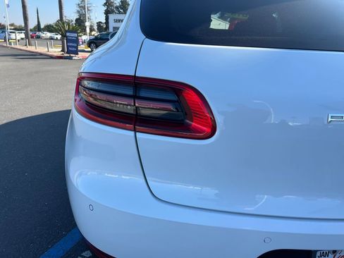 Used 2018 Porsche Macan image 11