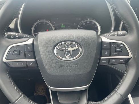 Used 2024 Toyota Highlander XLE AWD/4WD image 17