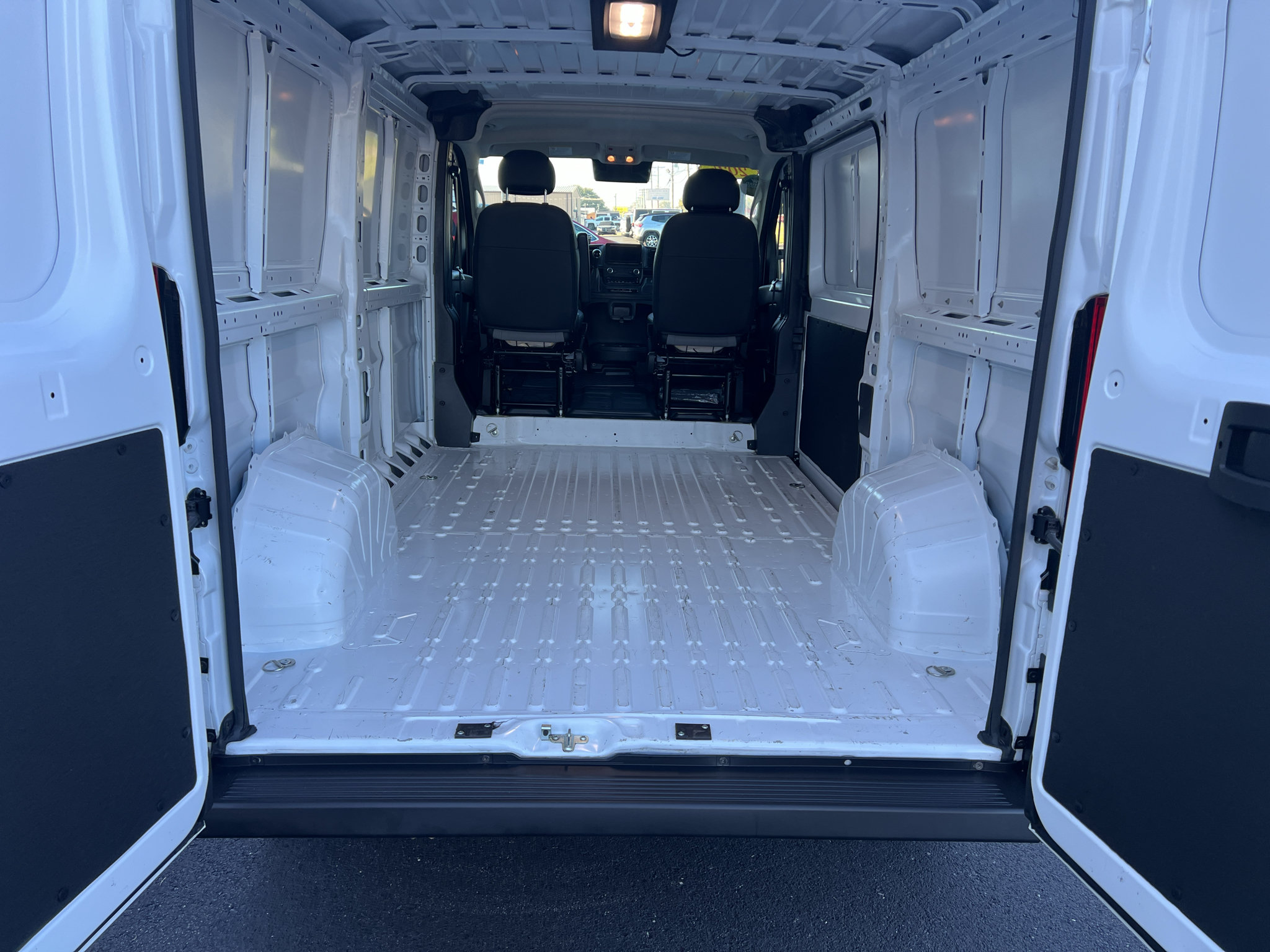 Used 2025 RAM ProMaster 2500 w/ Convenience Group FWD image 13