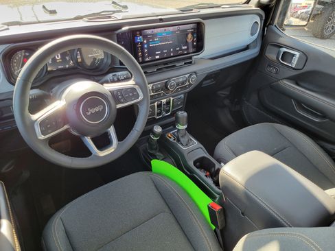 Used 2025 Jeep Wrangler Unlimited Sahara AWD/4WD image 18