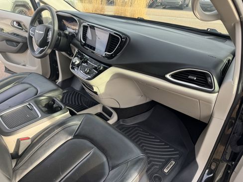 Used 2022 Chrysler Pacifica Touring-L image 26