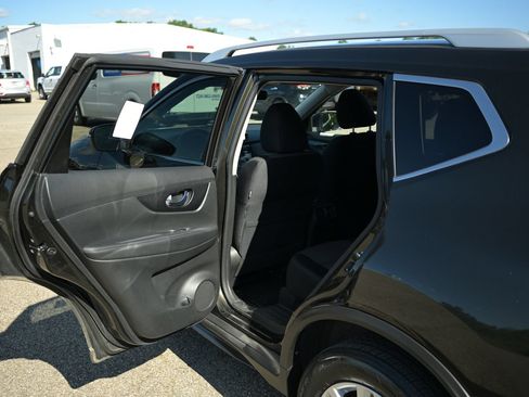 Used 2017 Nissan Rogue SV AWD/4WD image 32