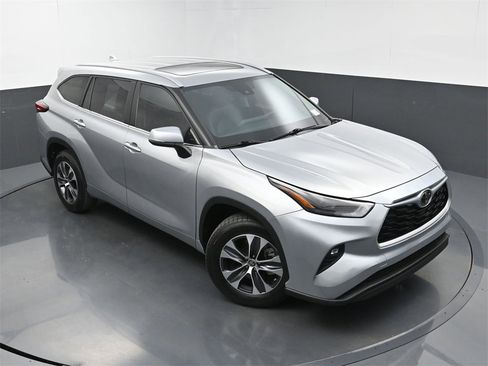 Used 2023 Toyota Highlander XLE image 32
