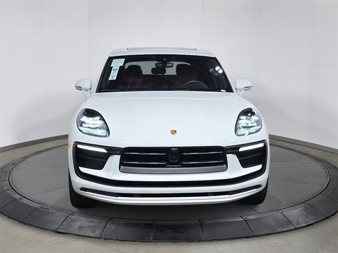 Certified 2025 Porsche Macan image 10