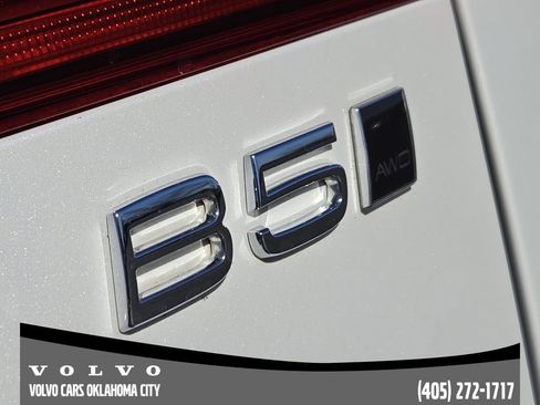 Certified 2023 Volvo XC60 B5 Plus w/ Climate Package image 9