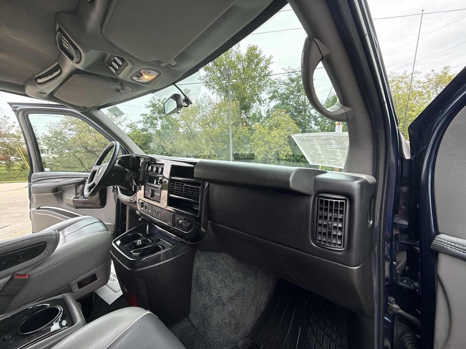 Used 2015 Chevrolet Express 2500 RWD image 27