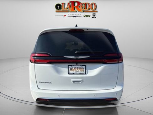 New 2026 Chrysler Pacifica Select image 6