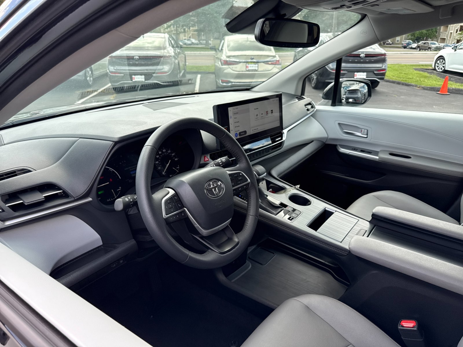 Used 2026 Toyota Sienna XLE FWD image 10