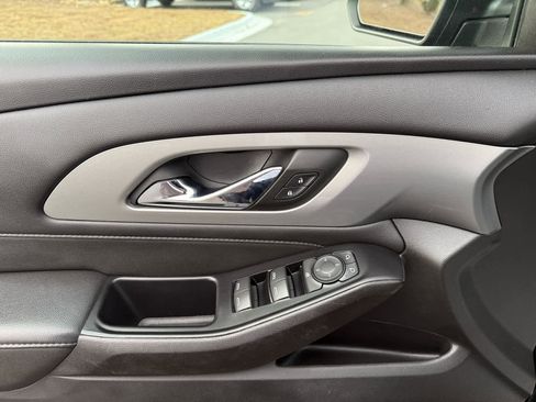 Used 2023 Chevrolet Traverse LT image 15