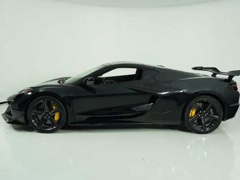 Used 2025 Chevrolet Corvette Z06 w/ Z07 Performance Package RWD image 3
