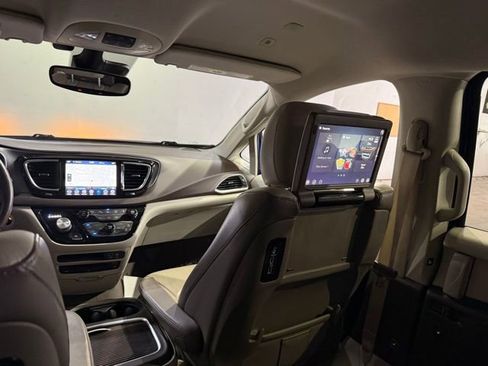 Used 2019 Chrysler Pacifica Touring-L Plus w/ Advanced Safetytec Group FWD image 29