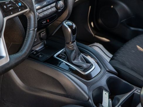 Used 2019 Nissan Rogue SV w/ Premium Package image 14