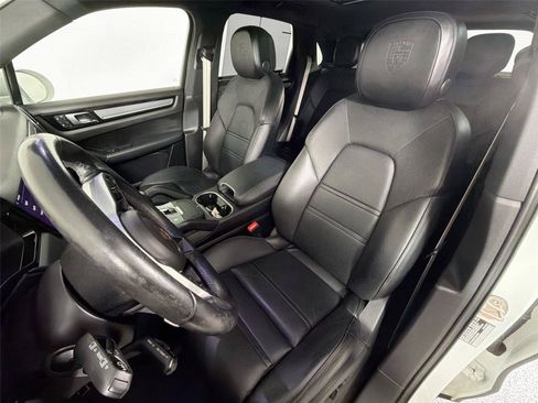 Certified 2023 Porsche Cayenne Platinum Edition AWD/4WD image 5