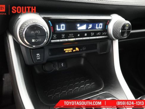 Used 2021 Toyota RAV4 LE AWD/4WD image 18