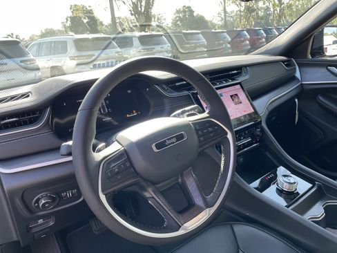 New 2025 Jeep Grand Cherokee Limited w/ Luxury Tech Group II image 16