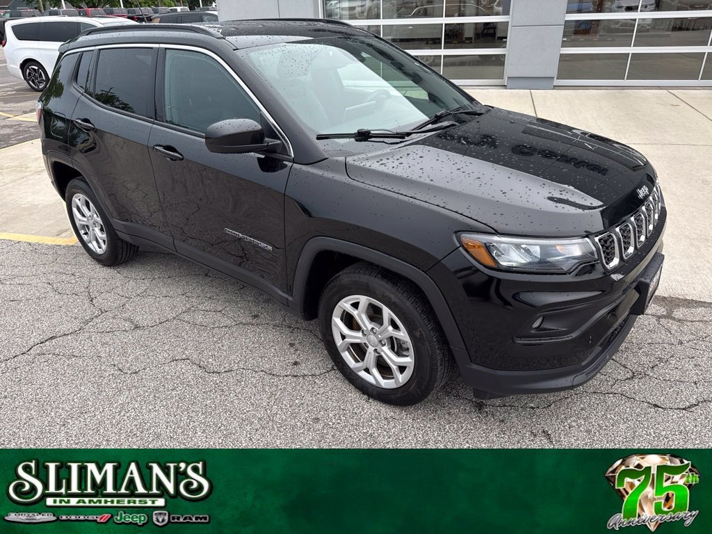 Used 2024 Jeep Compass Latitude AWD/4WD image 1