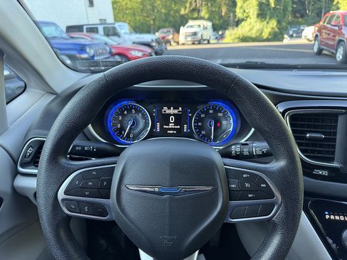 Used 2020 Chrysler Pacifica Touring FWD image 23