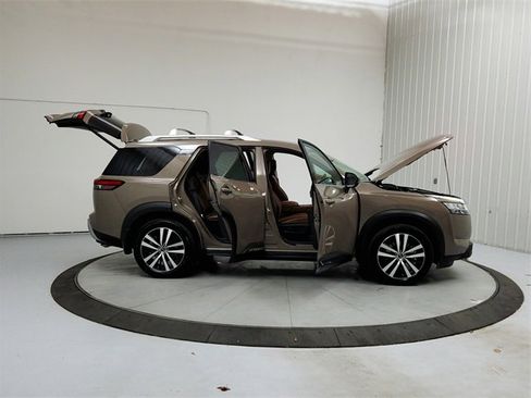 Used 2024 Nissan Pathfinder Platinum w/ Cargo Package image 16