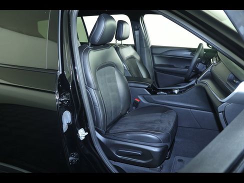 Used 2023 Jeep Grand Cherokee L Laredo image 30