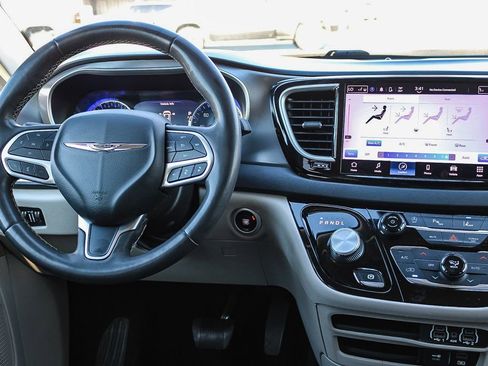 Used 2022 Chrysler Pacifica Touring-L image 12