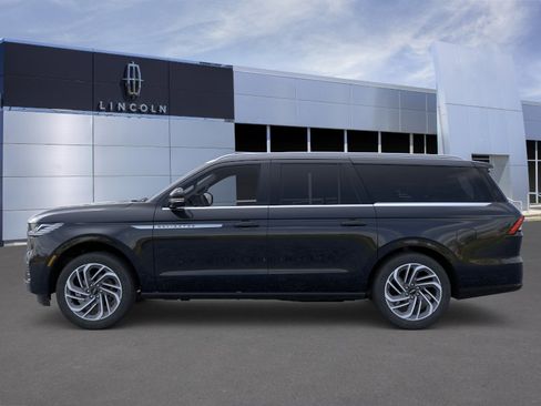 New 2026 Lincoln Navigator L Reserve AWD/4WD image 3