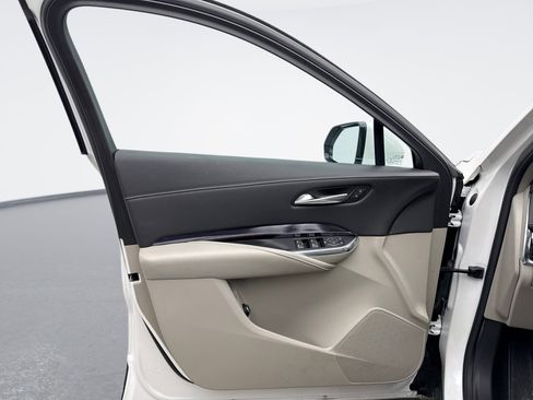 Used 2022 Cadillac XT4 Luxury w/ Cold Weather Package image 9