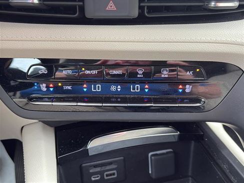 Used 2022 Buick Envision Avenir w/ Technology Package II image 23