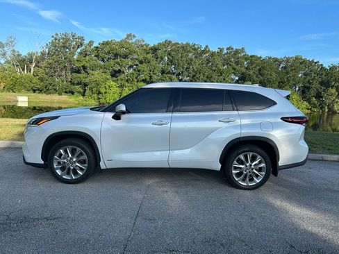 Used 2025 Toyota Highlander Limited AWD/4WD image 3