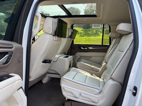 Used 2024 GMC Yukon XL Denali w/ Denali Reserve Package AWD/4WD image 11