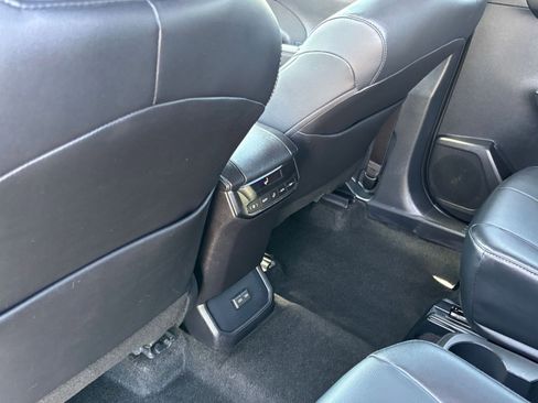Used 2025 Toyota Highlander XSE AWD/4WD image 25