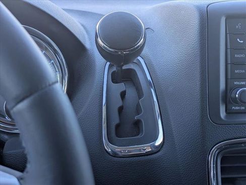 Used 2014 Chrysler Town & Country Touring image 12