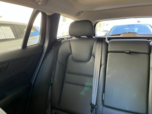 Used 2025 Volvo V60 B5 Cross Country Plus image 39