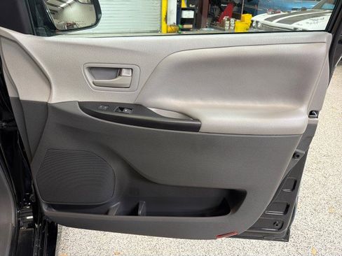 Used 2020 Toyota Sienna L image 40