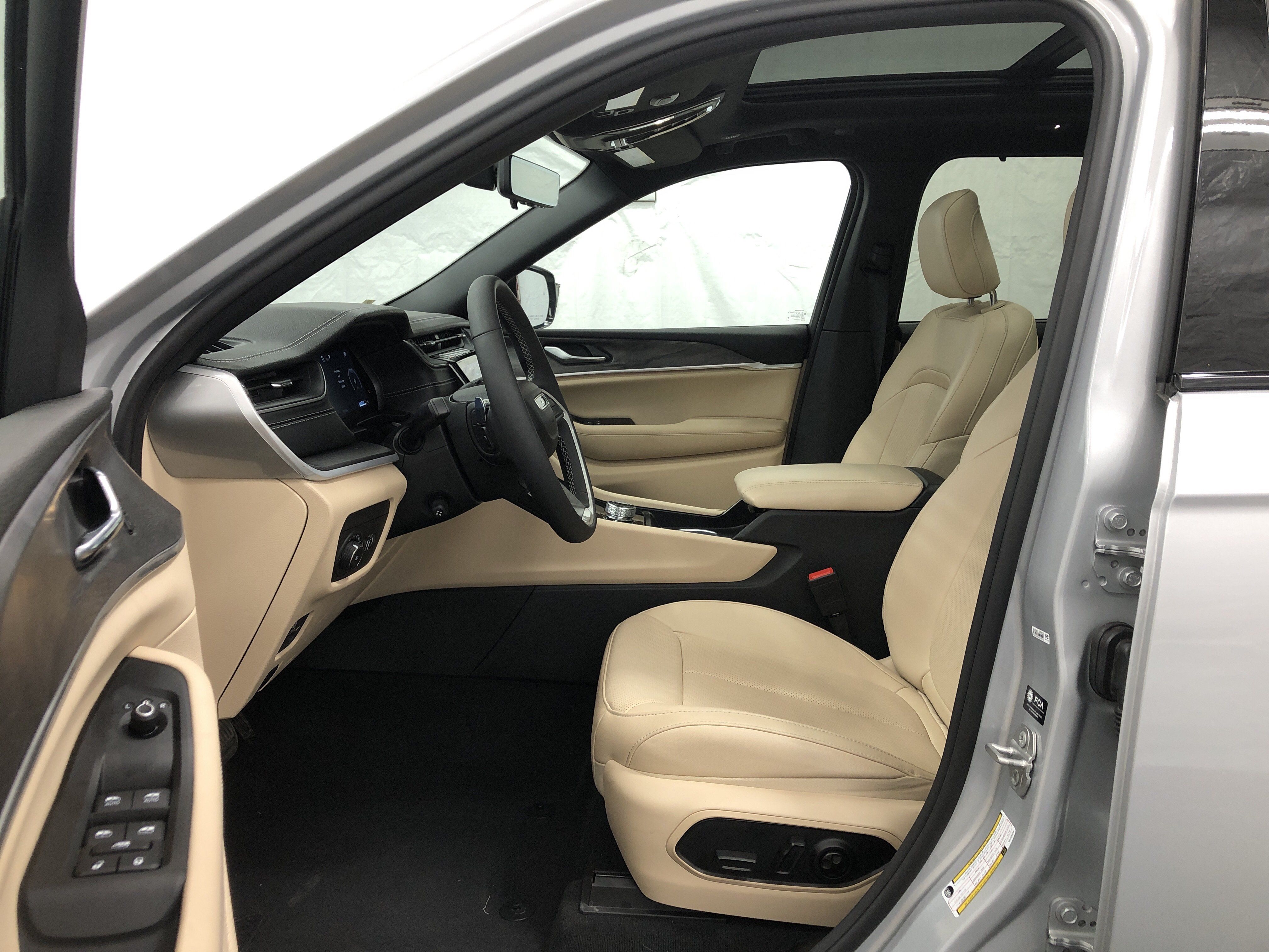 Certified 2024 Jeep Grand Cherokee Limited w/ Luxury Tech Group II AWD/4WD image 14