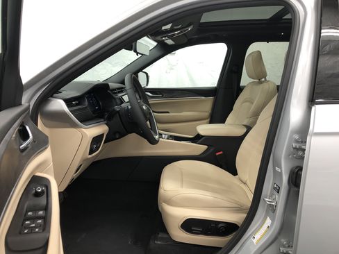 Certified 2024 Jeep Grand Cherokee Limited w/ Luxury Tech Group II image 14