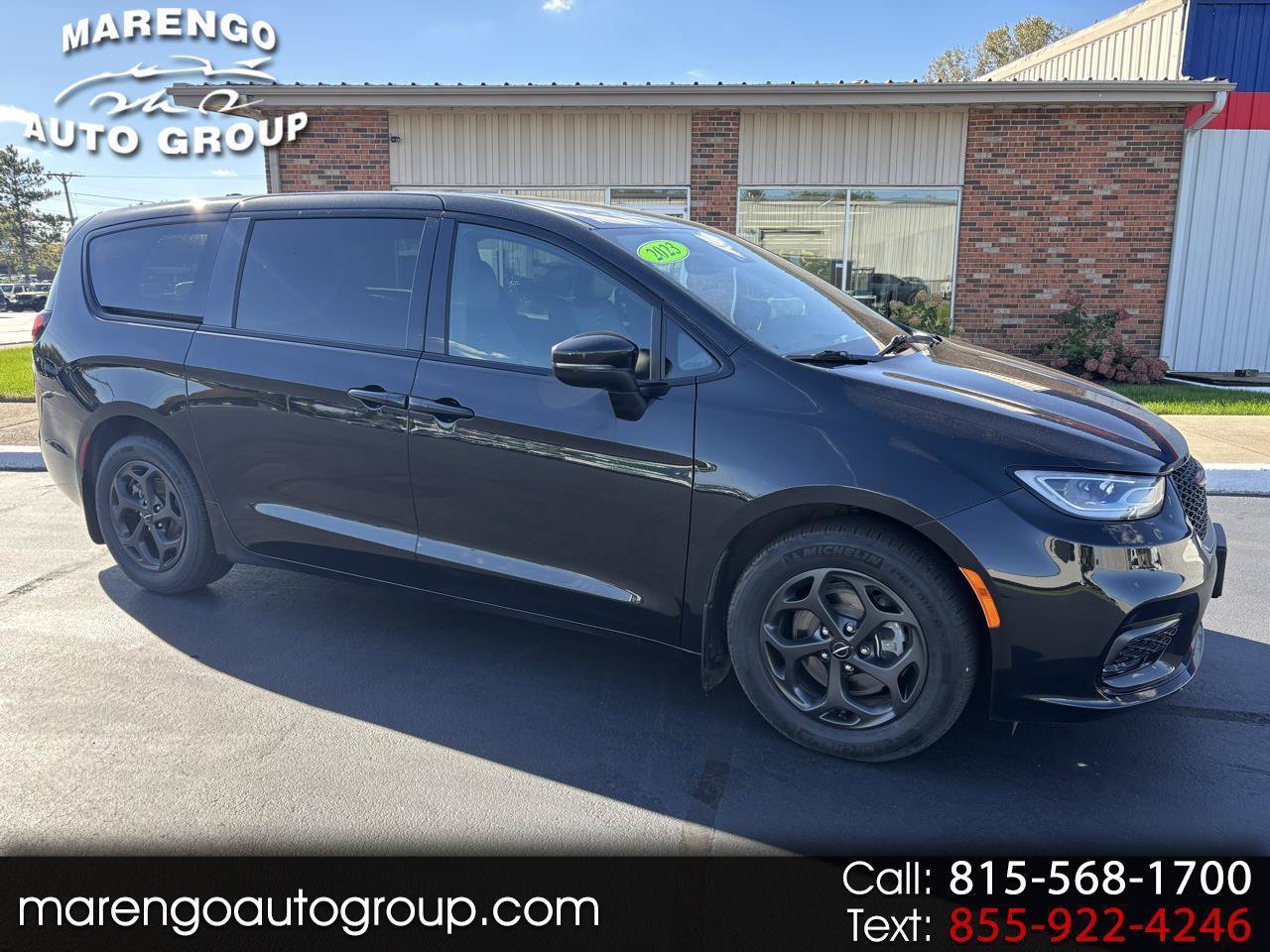 Used 2023 Chrysler Pacifica Touring-L w/ Uconnect Theater Family Group FWD image 1