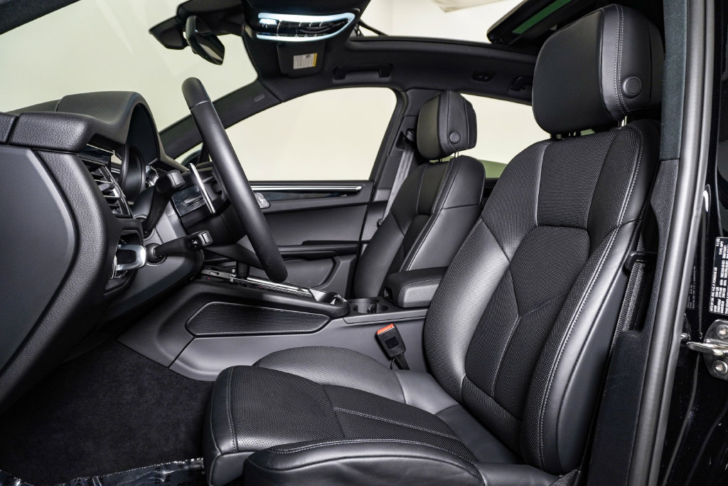 Certified 2026 Porsche Macan AWD/4WD image 5