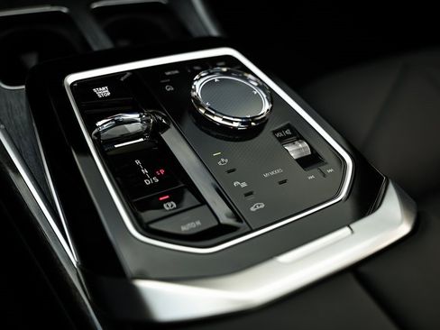 Used 2025 BMW 740i w/ Premium Package image 39