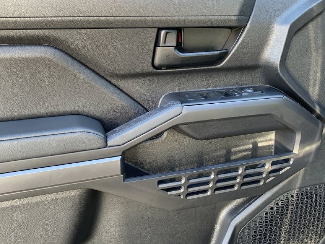 Used 2025 Toyota Tacoma SR5 AWD/4WD image 17