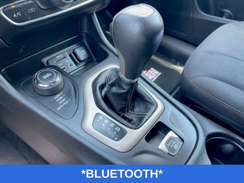 Used 2017 Jeep Cherokee Latitude w/ Cold Weather Group AWD/4WD image 8