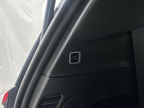 Used 2025 Chrysler Pacifica Select image 18