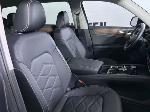 Used 2025 Volkswagen Atlas SE image 23