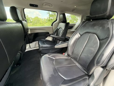 Used 2023 Chrysler Pacifica Touring-L FWD image 25