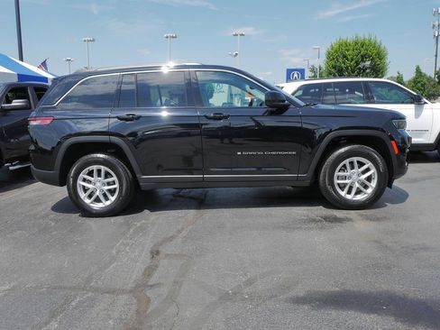 Used 2023 Jeep Grand Cherokee Laredo AWD/4WD image 7