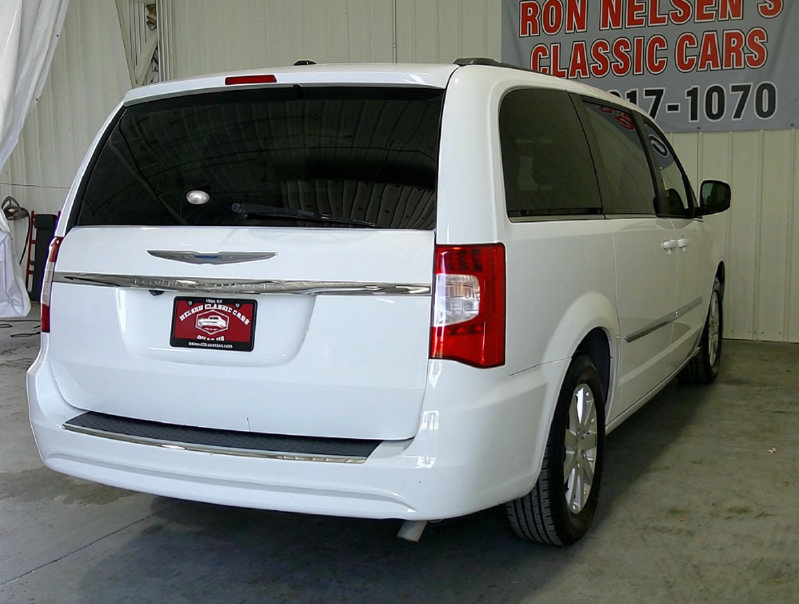 Used 2014 Chrysler Town & Country Touring FWD image 6