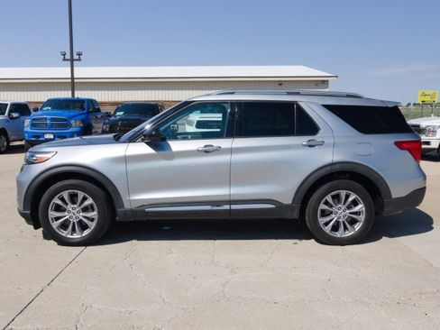 Used 2024 Ford Explorer Limited image 3