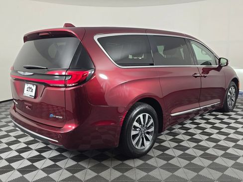 Used 2022 Chrysler Pacifica Limited w/ Uconnect Theater Family Group FWD image 3