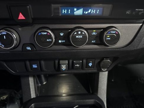 Used 2022 Toyota Tacoma TRD Sport image 17